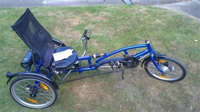 Liegefahrrad Dreirad Sitzrad Therapierad mit Elektroantrieb mit einer Hand Hilgermissen
